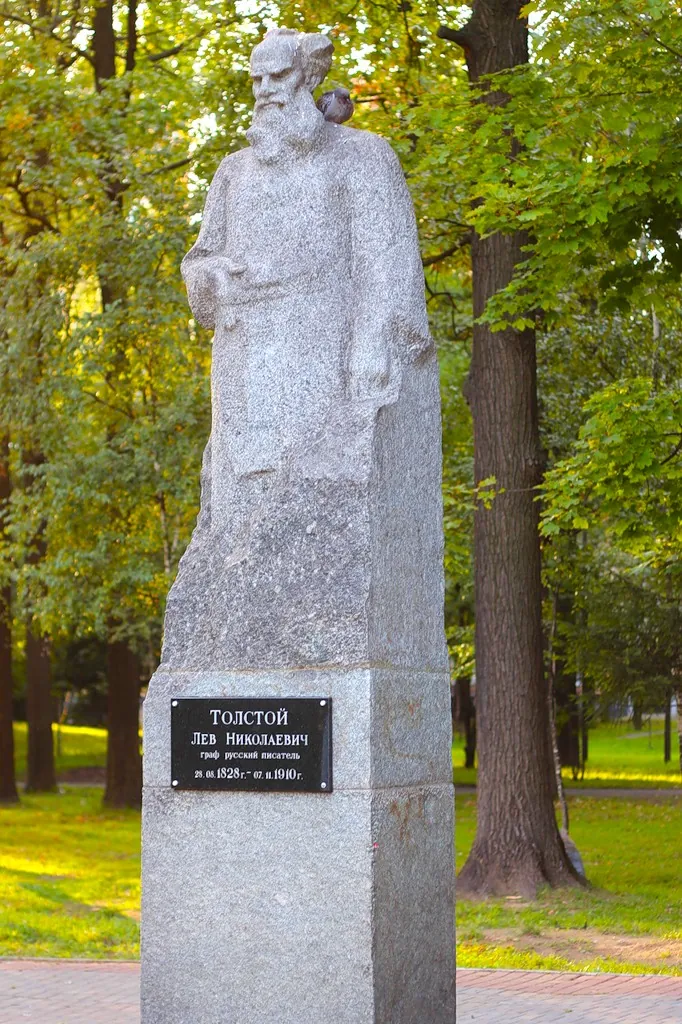 Памятник Льву Толстому в парке имени писателя