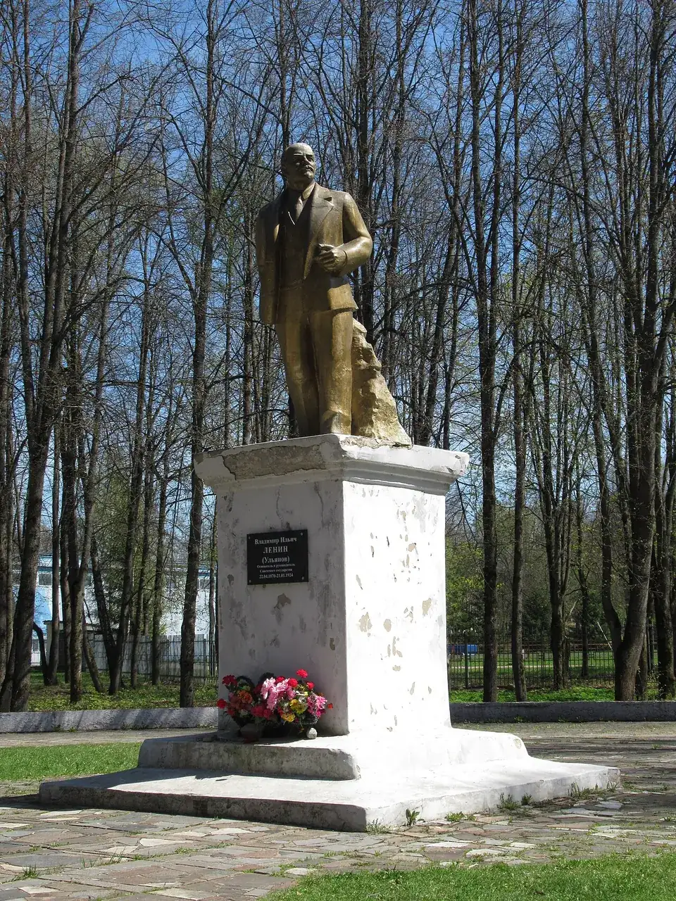 Памятник в городском парке Ярцева
