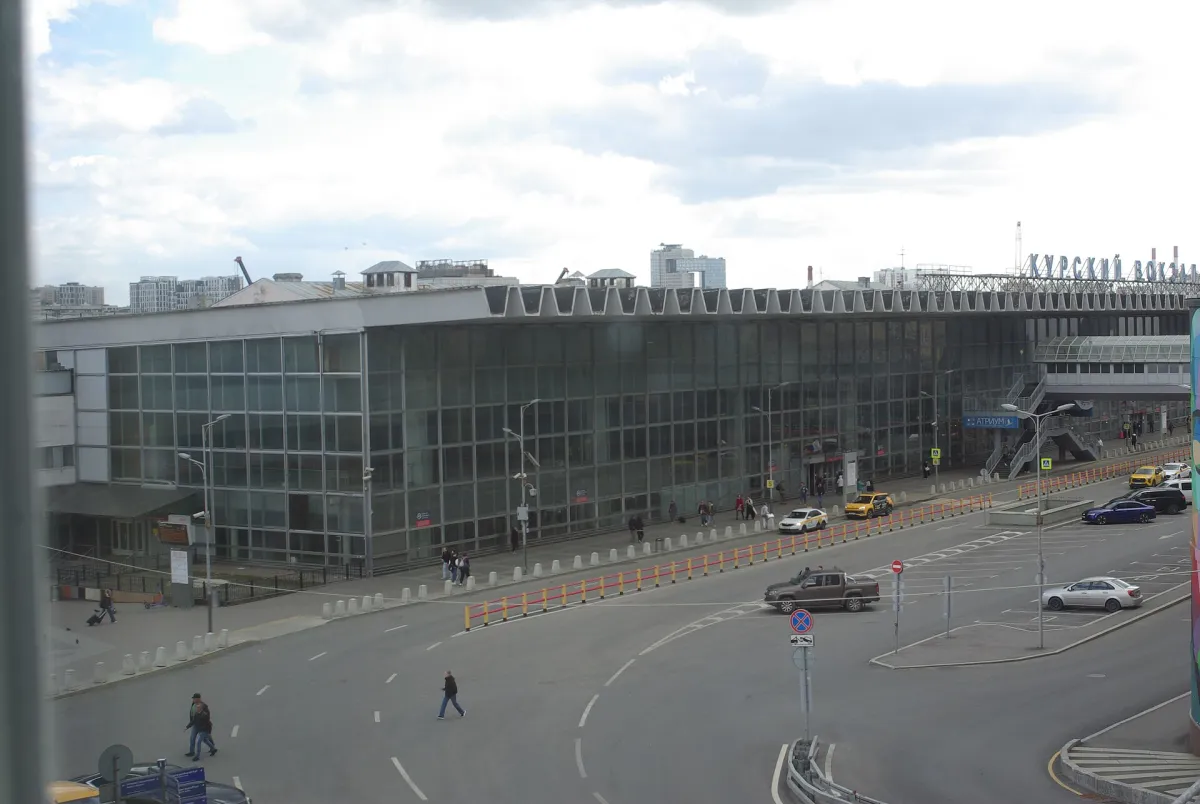 Фасад Курского вокзала и привокзальная территория в Москве