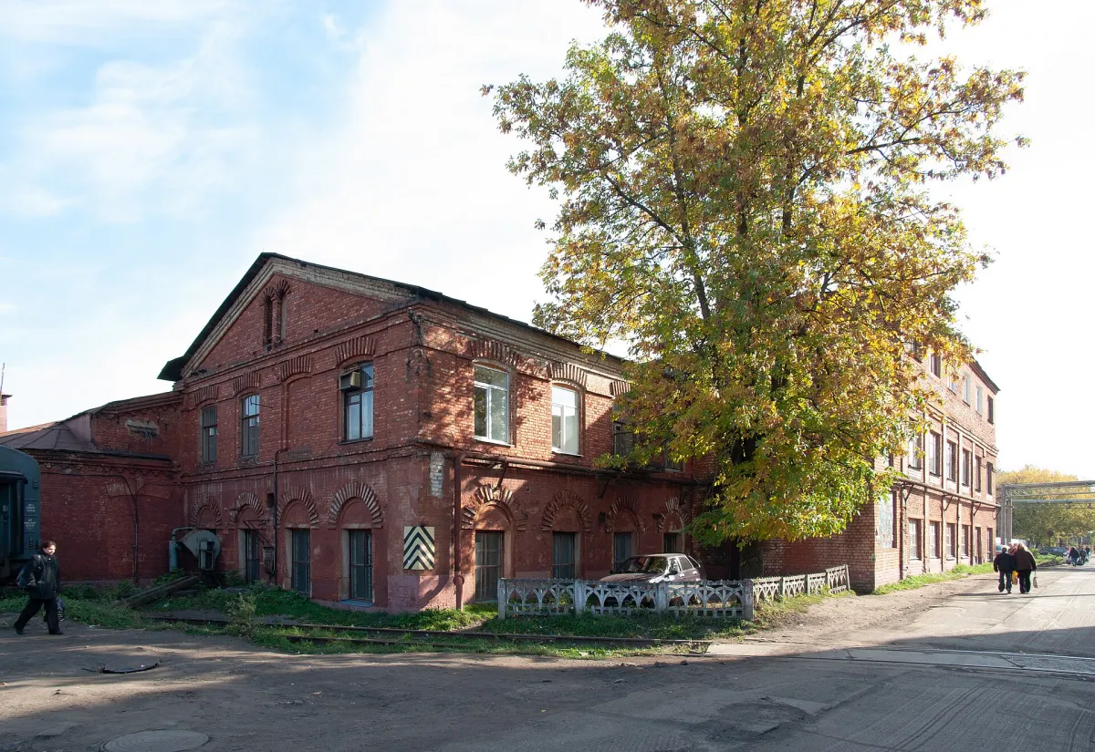 Историческое и современное здания железнодорожного вокзала Тверь