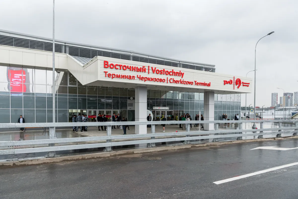 Вход в Восточный вокзал Москвы с вывеской «Терминал Черкизово»